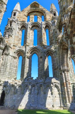 İngiltere'de, North Yorkshire, Whitby. Kuzey Denizi, East cliff. İngiliz Heritage site, Benedictine abbey, Whitby Abbey, manastır kalıntıları. İlham için erken İngiliz şair Caedmon ve Bram Stoker'ın gothic tale Drakula için.