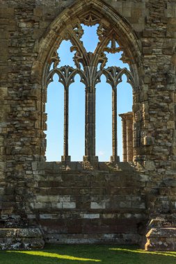 İngiltere'de, North Yorkshire, Whitby. Kuzey Denizi, East cliff. İngiliz Heritage site, Benedictine abbey, Whitby Abbey, manastır kalıntıları. İlham için erken İngiliz şair Caedmon ve Bram Stoker'ın gothic tale Drakula için.