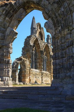 İngiltere'de, North Yorkshire, Whitby. Kuzey Denizi, East cliff. İngiliz Heritage site, Benedictine abbey, Whitby Abbey, manastır kalıntıları. İlham için erken İngiliz şair Caedmon ve Bram Stoker'ın gothic tale Drakula için.