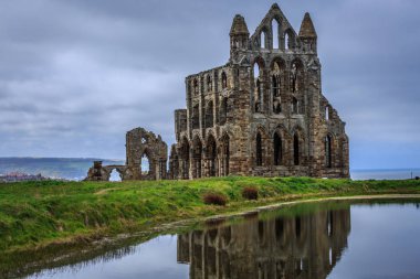İngiltere'de, North Yorkshire, Whitby. Kuzey Denizi, East cliff. İngiliz Heritage site, Benedictine abbey, Whitby Abbey, manastır kalıntıları. İlham için erken İngiliz şair Caedmon ve Bram Stoker'ın gothic tale Drakula için.