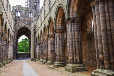 İngiltere'de, Batı Yorkshire, Leeds, Kuzey Şeria Nehri Aire. Kirkstall Abbey, 12. yüzyıl Cistercian Manastırı Harabeleri.