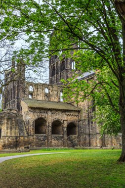 İngiltere'de, Batı Yorkshire, Leeds, Kuzey Şeria Nehri Aire. Kirkstall Abbey, 12. yüzyıl Cistercian Manastırı Harabeleri.