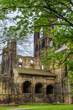 İngiltere'de, Batı Yorkshire, Leeds, Kuzey Şeria Nehri Aire. Kirkstall Abbey, 12. yüzyıl Cistercian Manastırı Harabeleri.