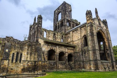 İngiltere'de, Batı Yorkshire, Leeds, Kuzey Şeria Nehri Aire. Kirkstall Abbey, 12. yüzyıl Cistercian Manastırı Harabeleri.