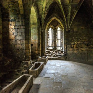 İngiltere'de, Batı Yorkshire, Leeds, Kuzey Şeria Nehri Aire. Kirkstall Abbey, 12. yüzyıl Cistercian Manastırı Harabeleri.