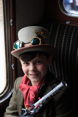 İngiltere, Batı Yorkshire. Keighley ve değer Vadisi Demiryolu, buhar trenler, 5 mil değer Vadisi Haworth ve Haywards yukarı. Genç çocuk Trainspotter, Steampunk. 2017-05-06