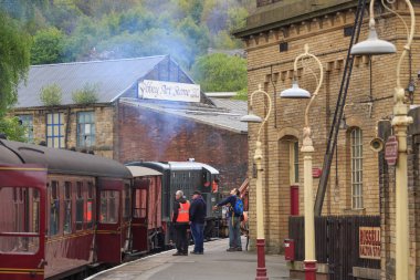 İngiltere, Batı Yorkshire. Keighley ve değer Vadisi Demiryolu, buhar trenler, 5 mil değer Vadisi Haworth ve Haywards yukarı. Tren istasyonu platformu.