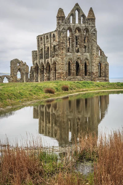 Whitby North Yorkshire Anglia Északi Tenger Keleti Szikláján Áll Angol — Stock Fotó