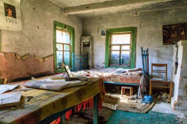 Doğu Avrupa, Ukrayna, Pripyat, Çernobil. Terk edilmiş ev iç. Duvarda 1983'ten kalma bir takvim. 09 Nisan 2018.
