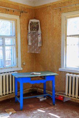 Doğu Avrupa, Ukrayna, Pripyat, Çernobil. Evin iç duvarında dini simge. Tablo. 09 Nisan 2018.