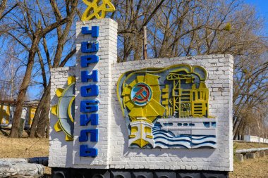 Doğu Avrupa, Ukrayna, Pripyat, Çernobil. Kasabanın girişinde Çernobil yazan bir tabela. 09 Nisan 2018.