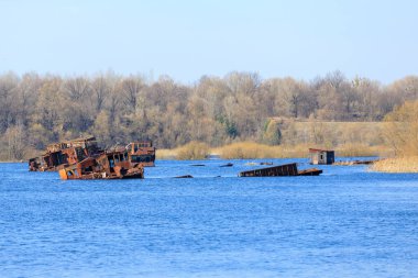 Doğu Avrupa, Ukrayna, Pripyat, Çernobil. Gölde teknelerin paslı kalıntıları.