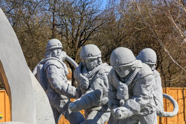 東ヨーロッパ ウクライナ プリピャット チェルノブイリ 清算人への記念碑 倒れた最初の応答者 消防士を記念する像 2018年4月09日 — ストック写真