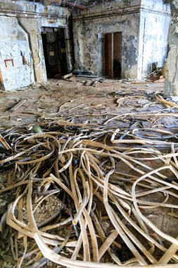 Doğu Avrupa, Ukrayna, Pripyat, Çernobil. Soyma boya sıyrık ve artık elektrik kabloları ile terk edilmiş bina.