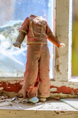 Doğu Avrupa, Ukrayna, Pripyat, Çernobil. Çocuk oyuncakları. Başsız bebek.