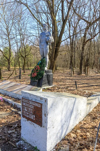 東ヨーロッパ ウクライナ プリピャット チェルノブイリ第二次世界大戦の兵士の記念碑の像 2018年4月10日 — ストック写真