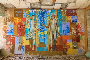 Doğu Avrupa, Ukrayna, Pripyat, Çernobil. Postane harabelerinde Sovyet döneminden kalma bir duvar resmi. 10 Nisan 2018.