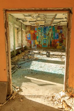 Doğu Avrupa, Ukrayna, Pripyat, Çernobil. Postane harabelerinde Sovyet döneminden kalma bir duvar resmi. 10 Nisan 2018.