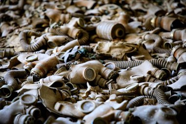 Doğu Avrupa, Ukrayna, Pripyat, Çernobil. Gaz maskeleri, çoğu çocuk boyutunda, terk edilmiş bir okulun zeminini kirletmiş..