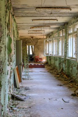 Doğu Avrupa, Ukrayna, Pripyat, Çernobil. Hastane binasının terk edilmiş koridoru.