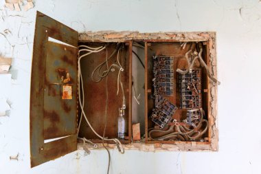 Doğu Avrupa, Ukrayna, Pripyat, Çernobil. Hastane Msch-126 (tıbbi-sıhhi birim). Circiut kırıcı kutusu. Boş içki şişesiyle. 11 Nisan 2018.