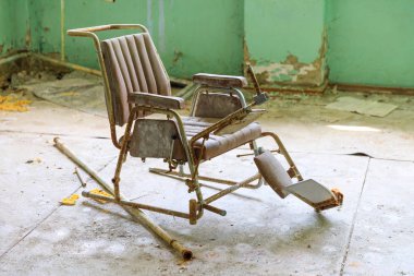 Doğu Avrupa, Ukrayna, Pripyat, Çernobil. Hastane Msch-126 (tıbbi-sıhhi birim). Bacak destekli sandalye.