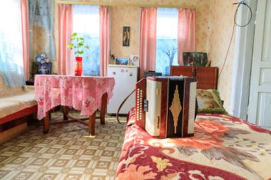 Doğu Avrupa, Ukrayna, Pripyat, Çernobil. Babushkas olarak bilinen Çernobil'de yaşayan kadın. ev ve akordeon. Dairesinde. 11 Nisan 2018.