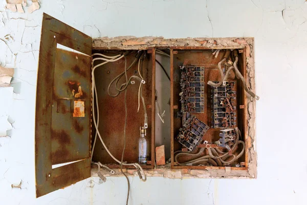 Doğu Avrupa, Ukrayna, Pripyat, Çernobil. Hastane Msch-126 (tıbbi-sıhhi birim). Circiut kırıcı kutusu. Boş içki şişesiyle. 11 Nisan 2018.