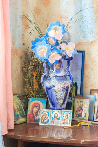 Doğu Avrupa, Ukrayna, Pripyat, Çernobil. Babushkas olarak bilinen Çernobil'de yaşayan kadın. Dairesinde vazo ve dini simge kartları var. 11 Nisan 2018.