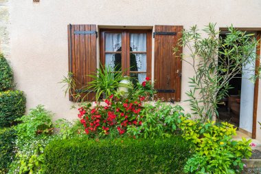 Avrupa, Fransa, Dordogne, Hautefort. Hautefort kasabasındaki bir evin kahverengi penceresi..