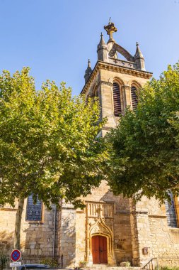 Avrupa, Fransa, Dordogne, Excideuil. Excideuil 'deki St. Thomas Kilisesi' nin çan kulesi..
