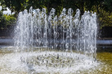 Avrupa, Fransa, Haute-Vienne, Limoges. Limoges 'de bir parkta çeşme.