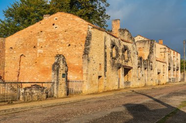 Avrupa, Fransa, Haute-Vienne, Oradour-sur-Glane. 5 Eylül 2019 'da. Oradour-sur-Glane şehit köyündeki yıkılmış binalar..
