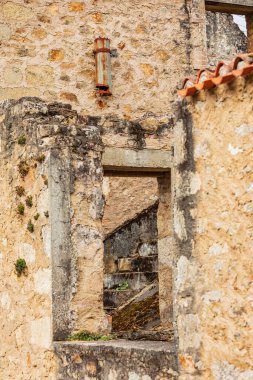 Avrupa, Fransa, Haute-Vienne, Oradour-sur-Glane. 5 Eylül 2019 'da. Oradour-sur-Glane şehit köyündeki harabe taş bina..