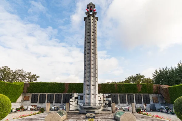 上维安 Oradour Sur Glane 2019年9月5日 在Glane省Oradour Sur Glane烈士村墓地的一个纪念柱 — 图库照片