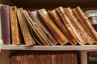 Avrupa, Fransa, Haute-Vienne, Limoges. 5 Eylül 2019 'da. Limoges 'deki dükkanda eski kitaplar.