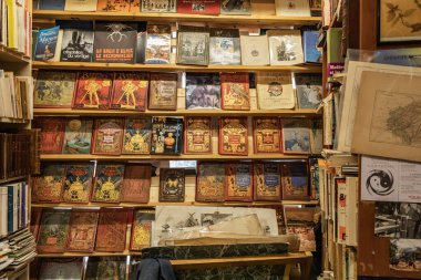 Avrupa, Fransa, Haute-Vienne, Limoges. 5 Eylül 2019 'da. Limoges 'deki dükkanda eski kitaplar.