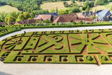 Avrupa, Fransa, Dordogne, Hautefort. 6 Eylül 2019 'da. Hautefort Kalesi 'nde resmi bir bahçe, Hautfort Şatosu, güneşli bir günde..