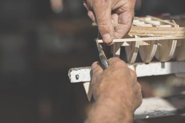 Eski bir tekne ahşap bir model oluşturmaya çalışan adam