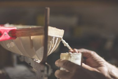 Eski bir tekne ahşap bir model oluşturmaya çalışan adam
