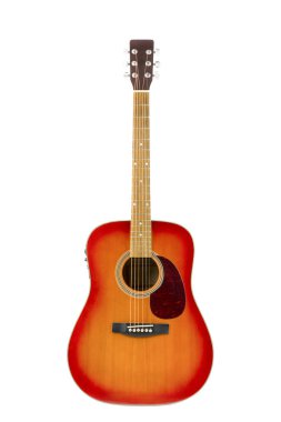 Elektrikli bir akustik gitar beyaz portresi izole