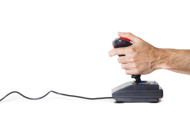 vintage bir joystick ile oynarken bir adamın elini portresi