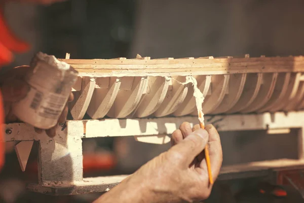 Anciano Trabajando Creación Modelo Madera Barco — Foto de Stock