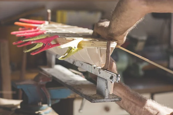 Anciano Trabajando Creación Modelo Madera Barco — Foto de Stock