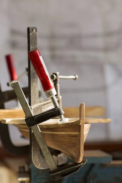 Anciano Trabajando Creación Modelo Madera Barco — Foto de Stock