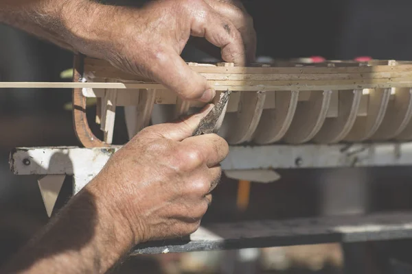 Anciano Trabajando Creación Modelo Madera Barco — Foto de Stock