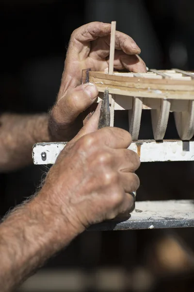 Anciano Trabajando Creación Modelo Madera Barco — Foto de Stock