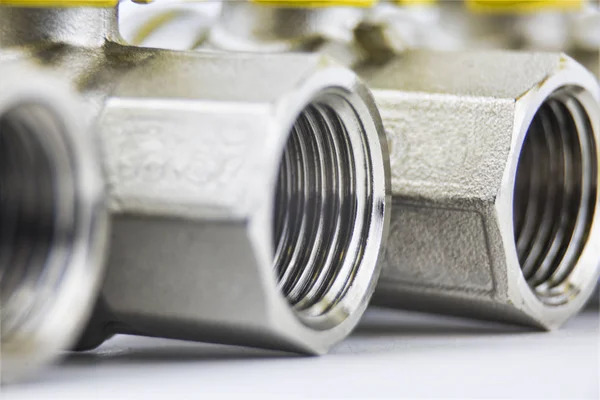 Aşırı yakın çekim bir musluk beyaz bir arka plan üzerinde belirli bir tarih