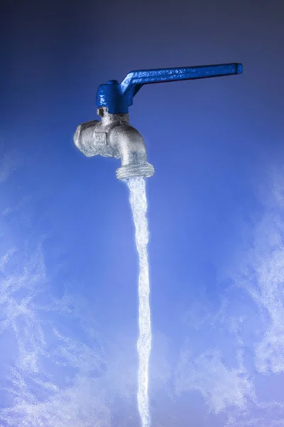 Kraan Uit Welke Koud Dat Het Ijs Vormt Waterstromen Stockfoto