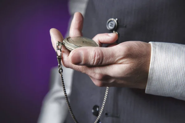 Hombre Con Ropa Clásica Sosteniendo Reloj Bolsillo Colgando Cintura —  Fotos de Stock